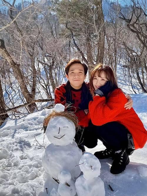 Gần Valentine, nhìn vợ chồng Trấn Thành diện đồ đôi leo núi ai cũng ghen tị-2