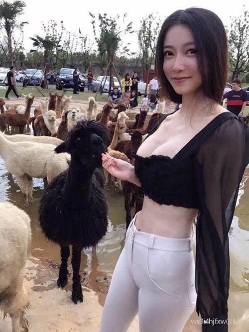 Mặc quần bó chẹt lộ vùng nhạy cảm bị dân mạng ném đá, cô gái trẻ phản ứng bất ngờ-1