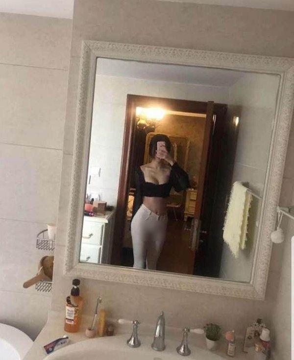 Mặc quần bó chẹt lộ vùng nhạy cảm bị dân mạng ném đá, cô gái trẻ phản ứng bất ngờ-4