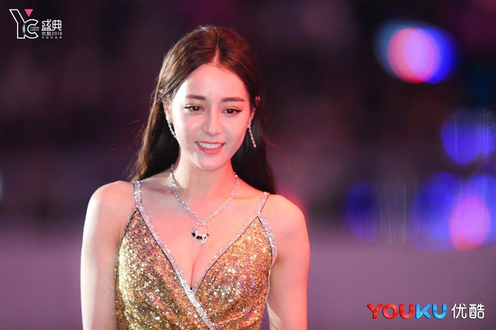 Địch Lệ Nhiệt Ba đang sớm hết thời ở tuổi 28?-1