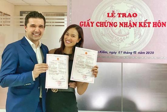 Phương Mai chính thức đăng ký kết hôn sau khi cưới và sinh con đầu lòng