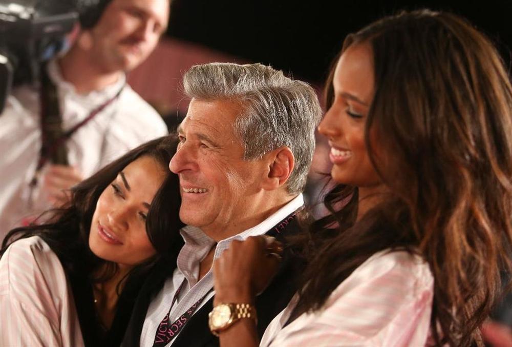 Giám đốc Victorias Secret bị tố quấy rối tình dục mẫu nội y là ai?-5