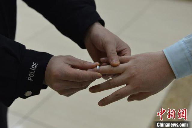 Trước khi vào khu cách ly, hãy để anh trao nhẫn cưới cho em-2