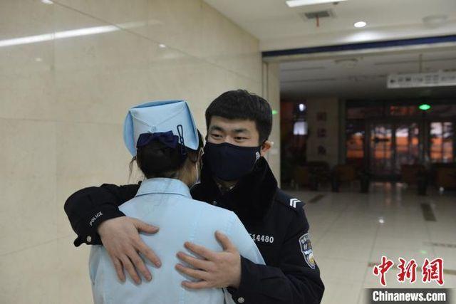 Trước khi vào khu cách ly, hãy để anh trao nhẫn cưới cho em-3