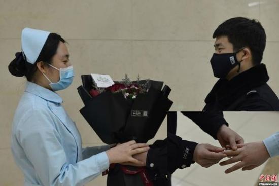 'Trước khi vào khu cách ly, hãy để anh trao nhẫn cưới cho em'