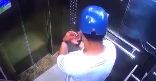 Clip: Người đàn ông chôm chai nước rửa tay phòng virus corona trong thang máy chung cư ở Sài Gòn-1