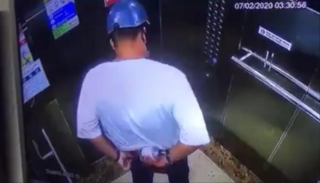 Clip: Người đàn ông chôm chai nước rửa tay phòng virus corona trong thang máy chung cư ở Sài Gòn-2