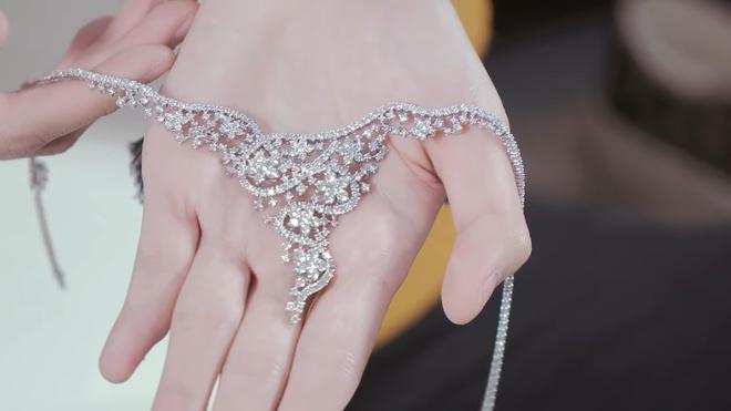 Bóc giá trang phục cưới toàn đồ hiệu của Duy Mạnh - Quỳnh Anh-5