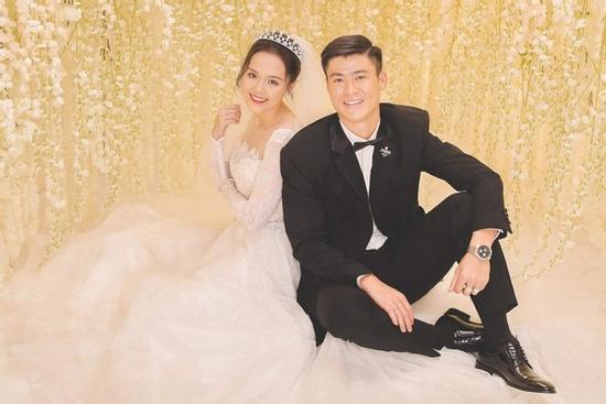 Bóc giá trang phục cưới toàn đồ hiệu của Duy Mạnh - Quỳnh Anh