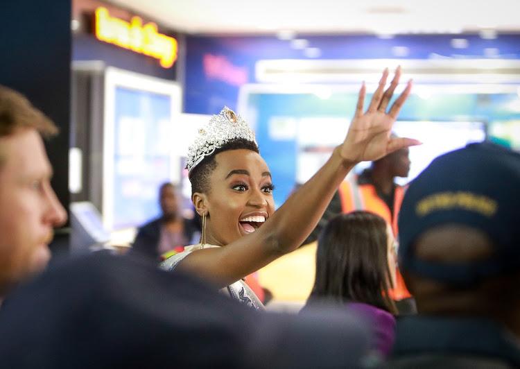 Sân bay Nam Phi như vỡ trận khi Hoa hậu Hoàn vũ da màu trở về-4