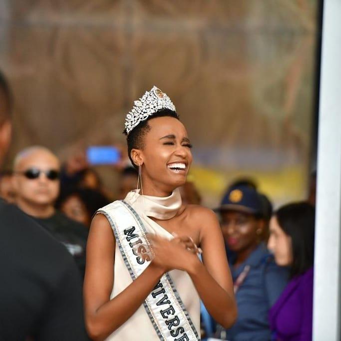 Sân bay Nam Phi như vỡ trận khi Hoa hậu Hoàn vũ da màu trở về-3