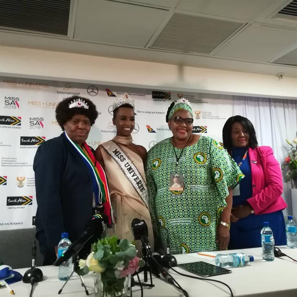 Sân bay Nam Phi như vỡ trận khi Hoa hậu Hoàn vũ da màu trở về-11