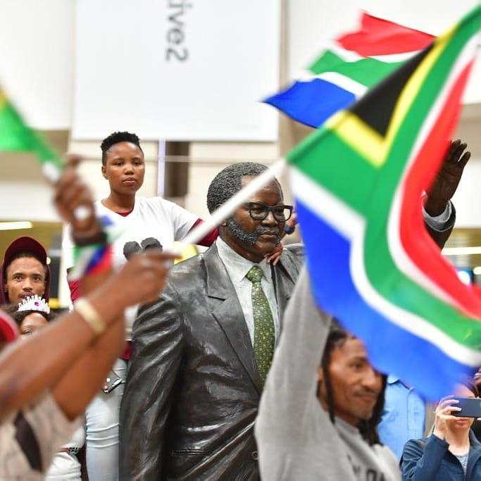 Sân bay Nam Phi như vỡ trận khi Hoa hậu Hoàn vũ da màu trở về-7