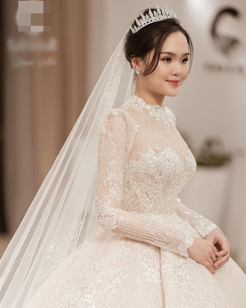 Hé lộ những hình ảnh đầu tiên về chiếc váy cưới của Quỳnh Anh
