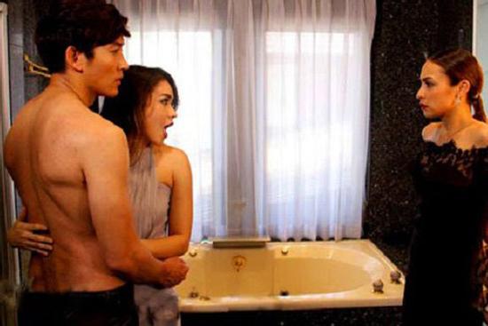 Ghé nhà chị họ ngủ nhờ 1 đêm, tôi chết lặng khi thấy đôi giày quen trước cửa