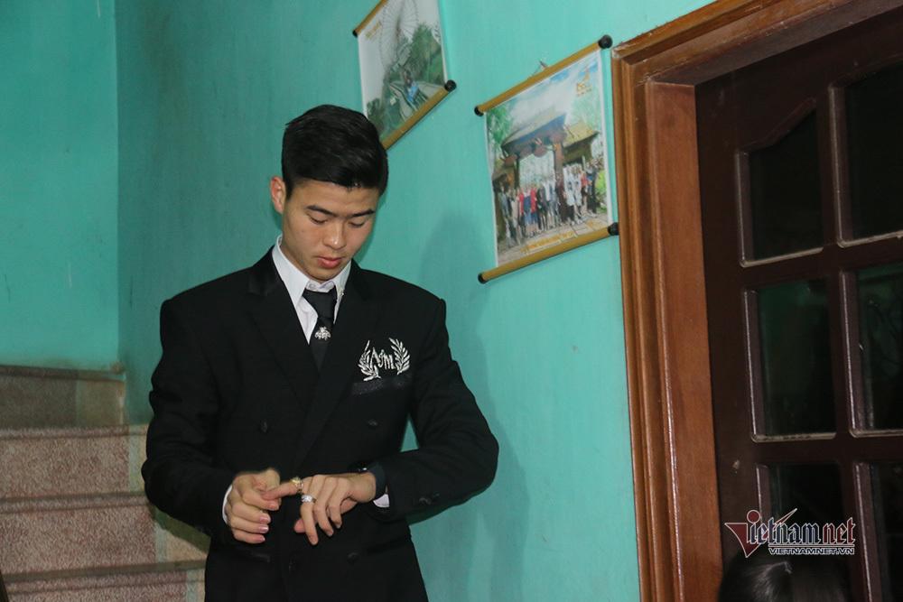 Duy Mạnh lộ vẻ hồi hộp, liên tục nhìn đồng hồ trong đám cưới với ái nữ đại gia-2
