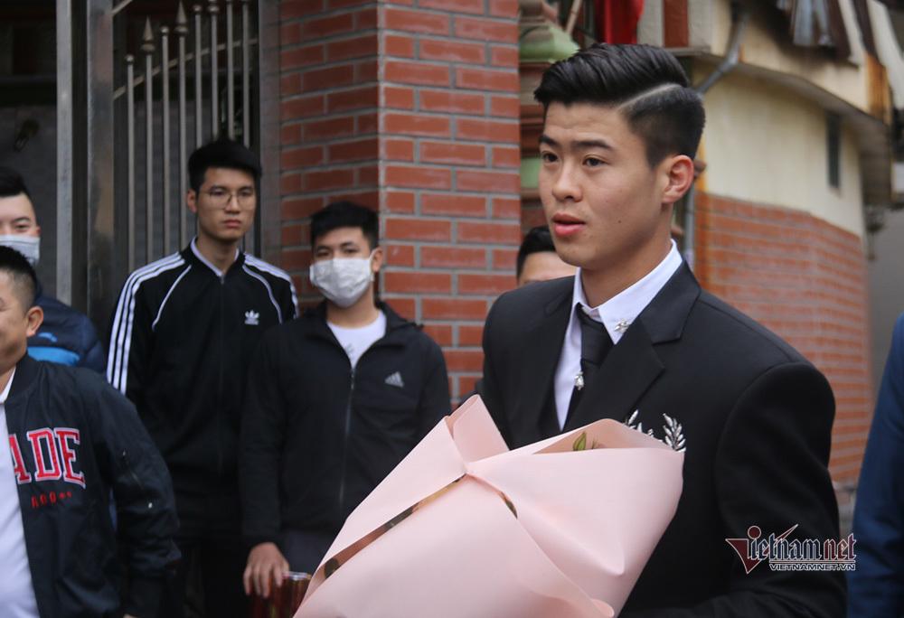 Duy Mạnh lộ vẻ hồi hộp, liên tục nhìn đồng hồ trong đám cưới với ái nữ đại gia-3