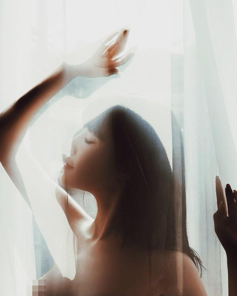 LẠ THAY: Thông tin ly hôn càng lan mạnh, Elly Trần càng tung nhiều ảnh khỏa thân-10