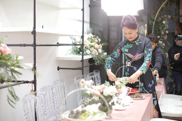 Chân dung mẹ vợ Duy Mạnh trong ngày cưới con: giản dị nhưng quý phái, tặng con gái vòng cổ gần 1 tỷ-2