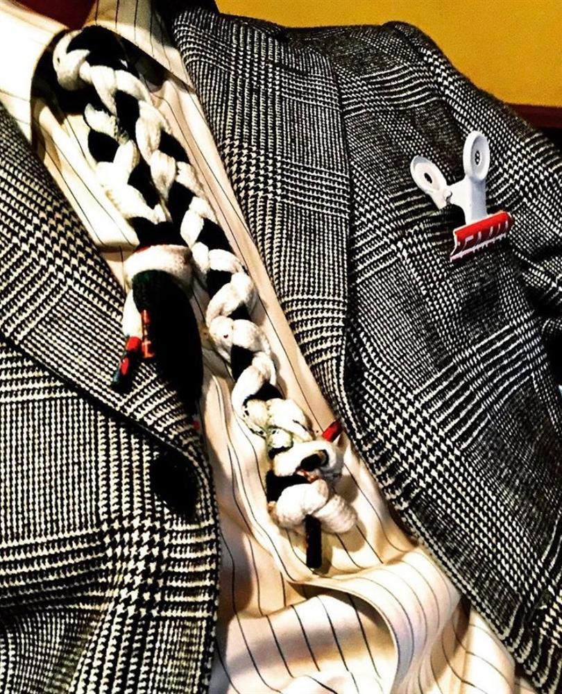 Gu thời trang thì không chê vào đâu được nhưng G-Dragon phải chăng nên xem lại làn da sần sùi của mình?-2