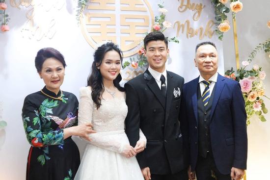 Chân dung mẹ vợ Duy Mạnh trong ngày cưới con: giản dị nhưng quý phái, tặng con gái vòng cổ gần 1 tỷ
