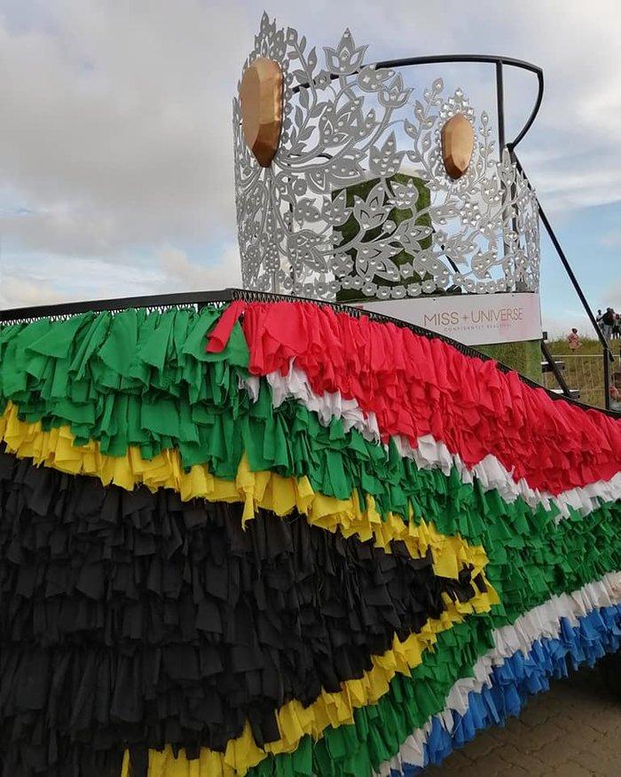 Miss Universe 2019 gây sốt khi mặc sành điệu trên cỗ xe hộ tống lấy cảm hứng từ trang phục dân tộc và vương miện triệu đô-1
