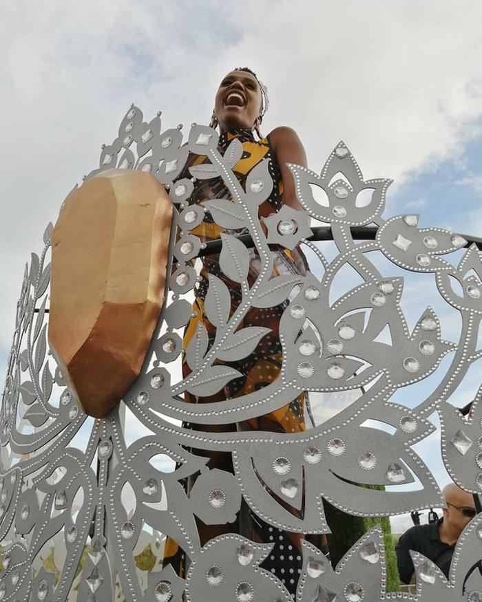 Miss Universe 2019 gây sốt khi mặc sành điệu trên cỗ xe hộ tống lấy cảm hứng từ trang phục dân tộc và vương miện triệu đô-4