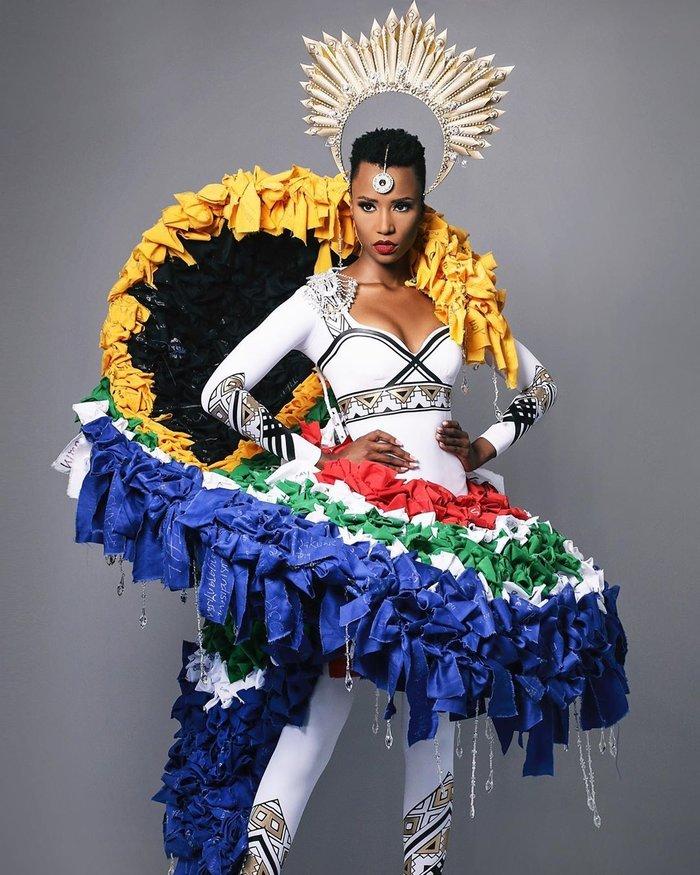 Miss Universe 2019 gây sốt khi mặc sành điệu trên cỗ xe hộ tống lấy cảm hứng từ trang phục dân tộc và vương miện triệu đô-5