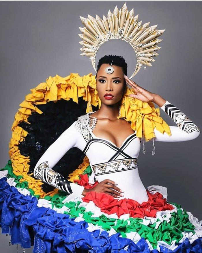 Miss Universe 2019 gây sốt khi mặc sành điệu trên cỗ xe hộ tống lấy cảm hứng từ trang phục dân tộc và vương miện triệu đô-6