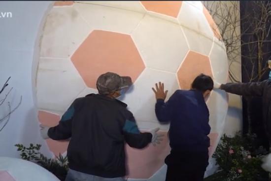 Quả bóng khổng lồ ở đám cưới Duy Mạnh