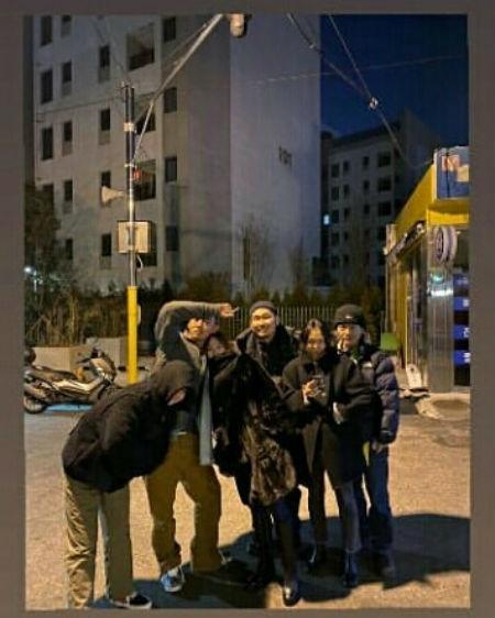 Lộ diện sau tin đồn tái hôn, Song Hye Kyo công khai tựa đầu vào vai người đàn ông lạ mà quen này-1