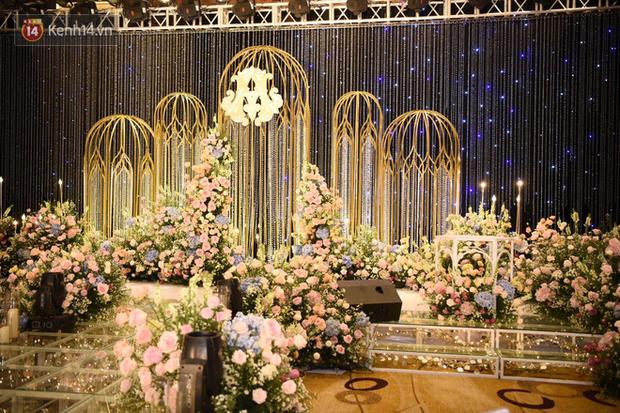 Soi trước tiệc cưới Đỗ Duy Mạnh tối nay: Không gian cổ tích, trang trí toàn hoa tươi tiền tỷ-4