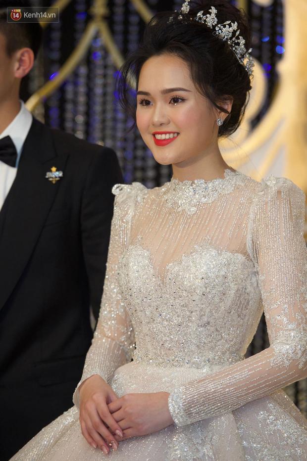 HOT: Cô dâu Quỳnh Anh xuất hiện lộng lẫy như công chúa sánh bước bên chú rể Duy Mạnh trong tiệc cưới-7