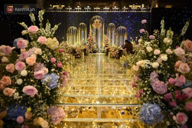 HOT: Cô dâu Quỳnh Anh xuất hiện lộng lẫy như công chúa sánh bước bên chú rể Duy Mạnh trong tiệc cưới-4