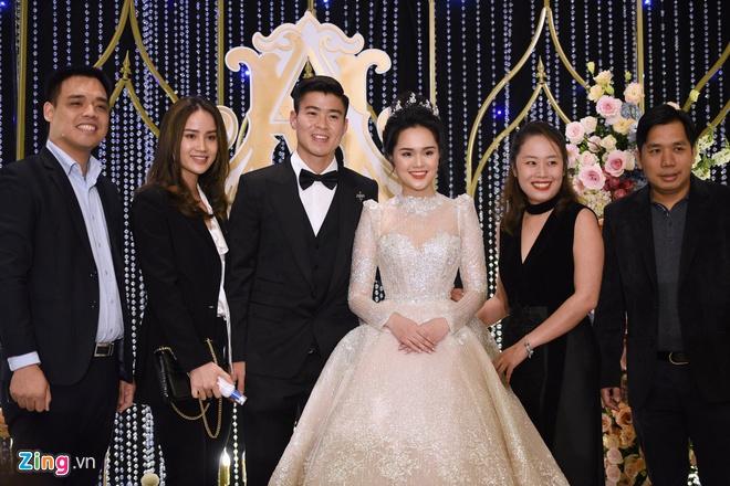 HOT: Cô dâu Quỳnh Anh xuất hiện lộng lẫy như công chúa sánh bước bên chú rể Duy Mạnh trong tiệc cưới-6