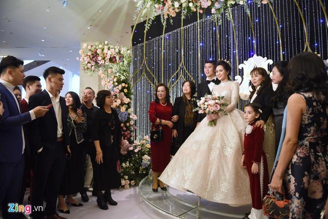 HOT: Cô dâu Quỳnh Anh xuất hiện lộng lẫy như công chúa sánh bước bên chú rể Duy Mạnh trong tiệc cưới-1