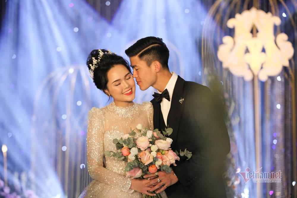 Khoảnh khắc xúc động trong đám cưới Duy Mạnh  - Quỳnh Anh: Chú rể bật khóc trước lời căn dặn của bố vợ-2