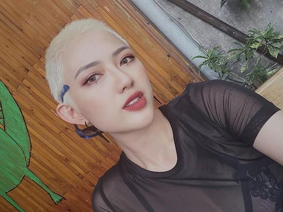 Sau khi cạo đầu, diễn viên Sống chung với mẹ chồng Trang Cherry cực ngầu vì nhuộm tóc màu bạch kim-2