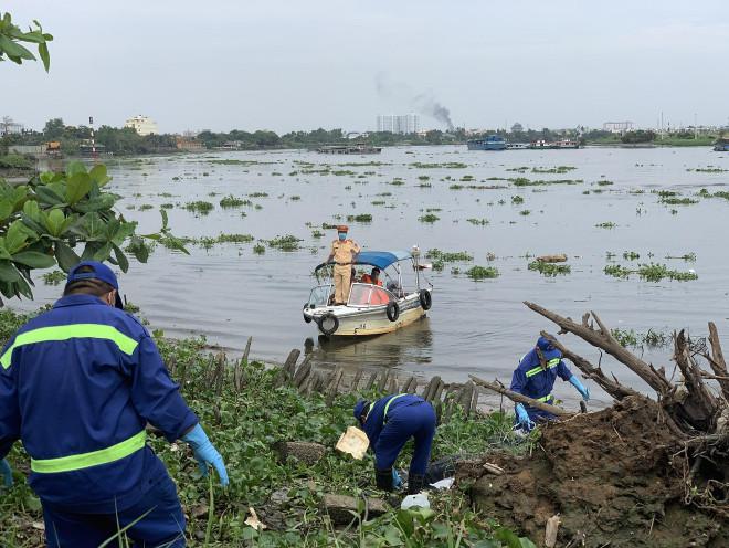 Thi thể người với hình xăm Trăng mờ bên suối nổi trên sông Sài Gòn-1
