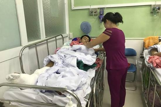 'Tay tôi đứt lìa sau khi thang máy rơi'