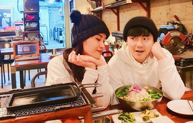 Đông Nhi trổ tài làm thơ con cóc nịnh chồng, đọc nội dung ai cũng phải phì cười-1