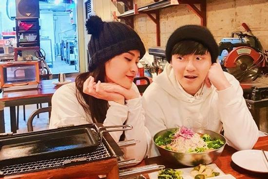 Đông Nhi trổ tài làm thơ con cóc nịnh chồng, đọc nội dung ai cũng phải phì cười