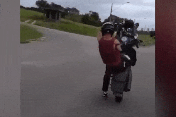 Clip: Nam thanh niên cụt tay vẫn chạy xe máy phân khối lớn, bốc đầu trên đường