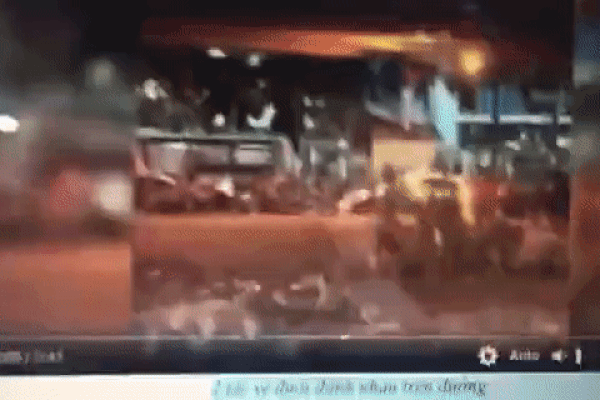 Clip: Lấy điện thoại tính tiền cho khách, chủ hiệu thuốc chết lặng vì người phụ nữ ra tay quá nhanh-2