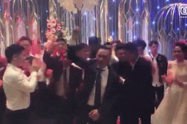 Sau màn quẩy chất chơi, hé lộ thêm ảnh bố mẹ vợ Duy Mạnh hôn nhau tình tứ ở đám cưới con gái-6