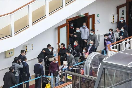 Virus corona: Đi ăn lẩu chung, 9 thành viên trong gia đình nhiễm bệnh