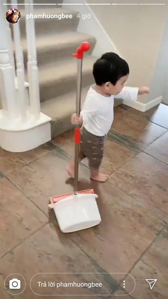 Mới hơn 1 tuổi, quý tử nhà Phạm Hương đã dọn nhà tháo vát khiến các mẹ bỉm sữa trầm trồ-4