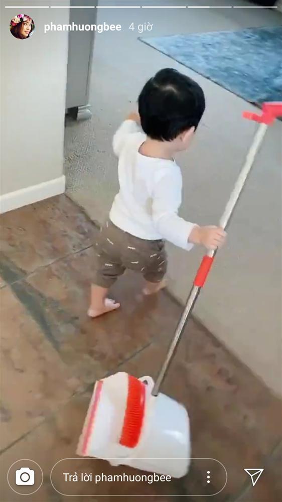 Mới hơn 1 tuổi, quý tử nhà Phạm Hương đã dọn nhà tháo vát khiến các mẹ bỉm sữa trầm trồ-3