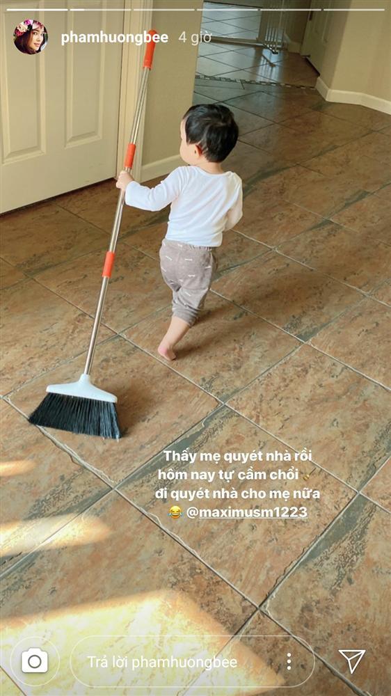 Mới hơn 1 tuổi, quý tử nhà Phạm Hương đã dọn nhà tháo vát khiến các mẹ bỉm sữa trầm trồ-1