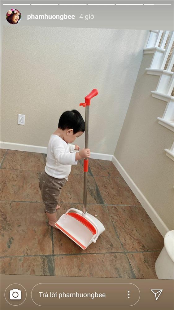 Mới hơn 1 tuổi, quý tử nhà Phạm Hương đã dọn nhà tháo vát khiến các mẹ bỉm sữa trầm trồ-6